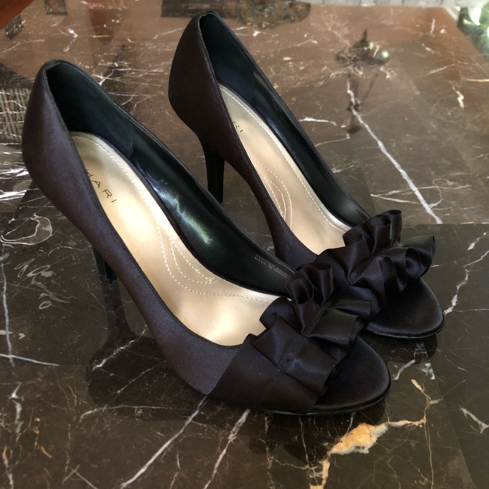 Tahari Sloan black heels, size 10